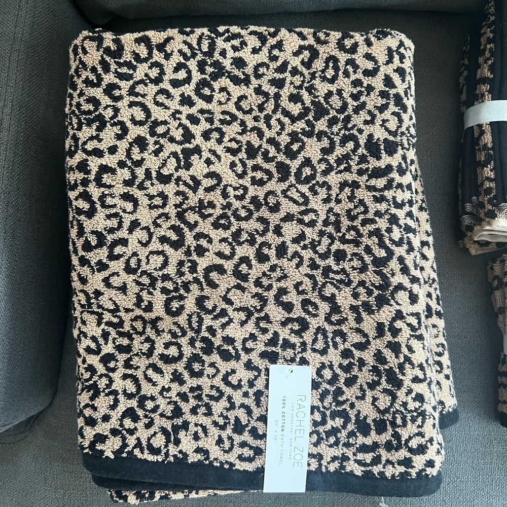 1 Piece Rachel Zoe Leopard Cheetah Animal Print Bath Towel  NEW